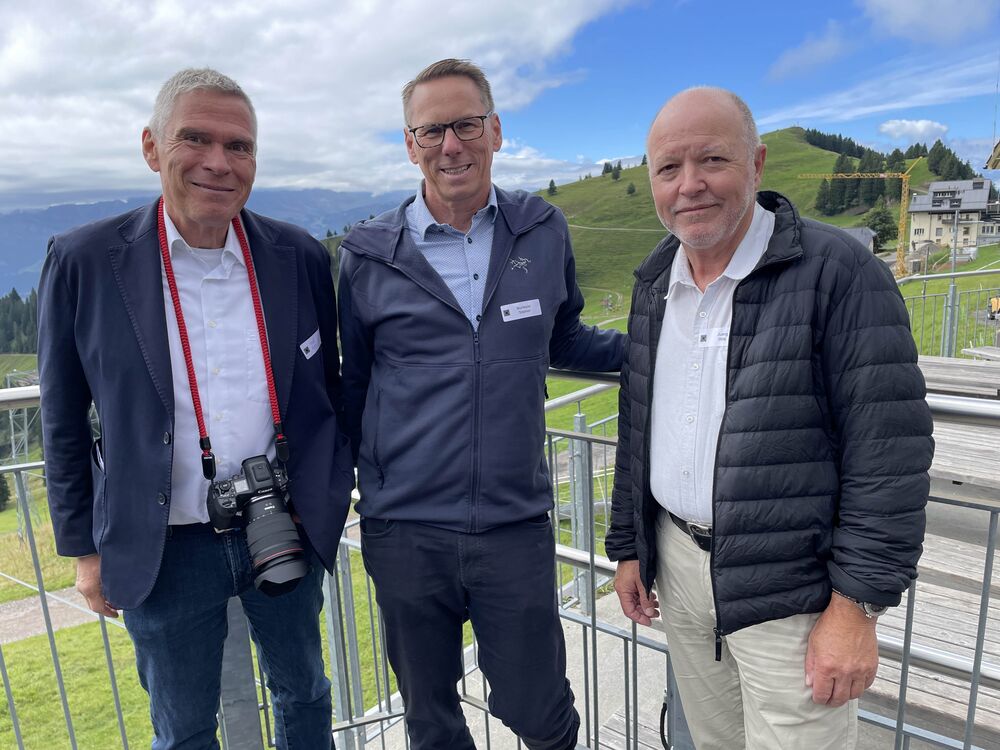 Baumetall-Andreas Buck, VDSS-Stephan Muntwyler und Jürg Wilk. Dieser ist zum Klassentreffen auf der Rigi angereist aus Australien, wo er als CH-Spenglermeister seit 1993 eine Firma aufgebaut hat. Sein Team umfasst heute 80 Leute. (Foto: Peter Warthmann)